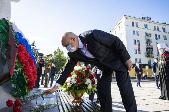 Сергей Цивилёв возложил цветы к мемориалу Славы воинов-кузбассовцев
