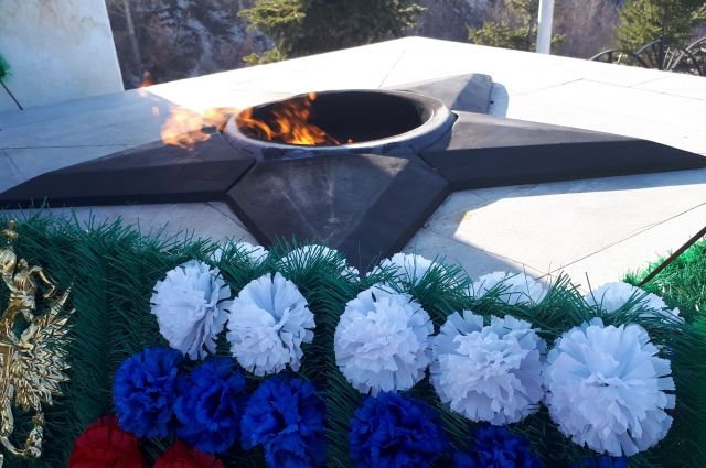 Александр Моор возложил цветы к мемориалам «Вечный огонь» и «Память»