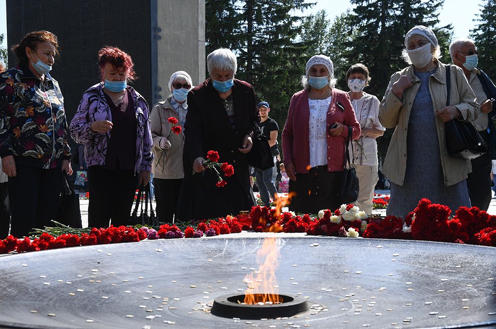 Люди возлагают цветы в память о погибших в Великой Отечественной войне на мемориальном комплексе «Монумент Славы» в Новосибирске.