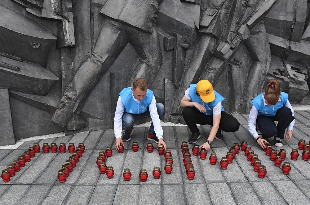 Волонтеры зажигают «свечи памяти» у мемориала «Боевая слава Тихоокеанского флота» во Владивостоке.