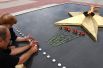 Люди зажигают «свечи памяти» у Вечного огня Мемориала боевой и трудовой славы забайкальцев в Чите.