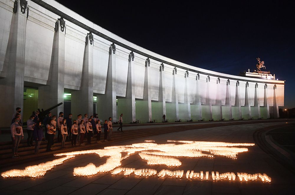 У стен Музея Победы на Поклонной горе волонтеры создали «огненную картину войны» из свечей.