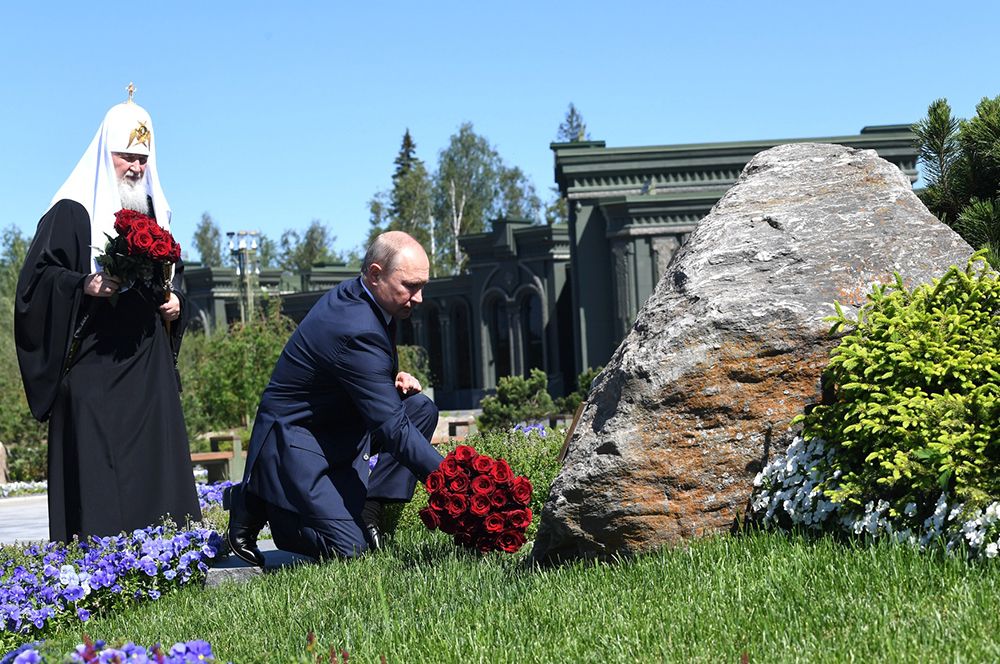Владимир Путин посетил патриарший собор Воскресения Христова в парке «Патриот» в подмосковной Кубинке, который является главным храмом Вооруженных сил РФ.