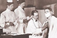 Доктор осматривает больного в городском диспансере, Индианаполис, 1910 год.