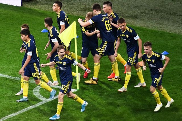 Игроки «Ростова» радуются единственному забитому мячу в матче с ФК «Сочи».