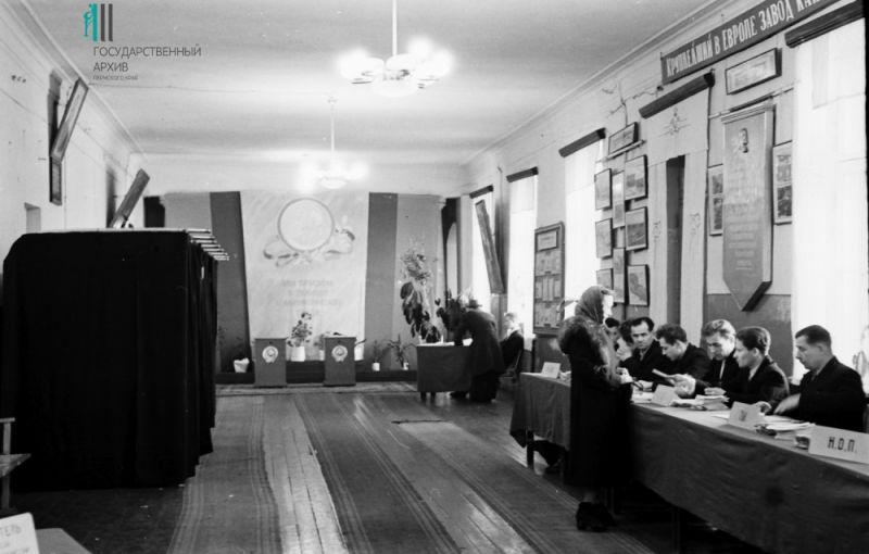 Избирательный участок в школе №46 во время выборов в Верховный Совет СССР, 18 марта 1962 г.