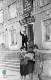 Вид здания пермского пединститута в дни выборов в местные и Верховный Совет СССР, 12 апреля 1966 г.