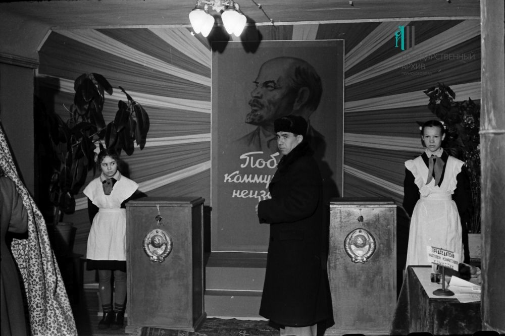 Избирательный участок в пермской школе №16 во время выборов в Верховный Совет СССР, 18 марта 1962 г.