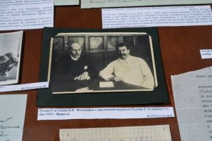Ромена Роллан и Иосиф Сталин. Фрагмент экспозиции выставки «Очарованная душа. К 150-летию Ромена Роллана» в Румянцевском читальном зале научно-исследовательского отдела рукописей Российской государственной библиотеки.