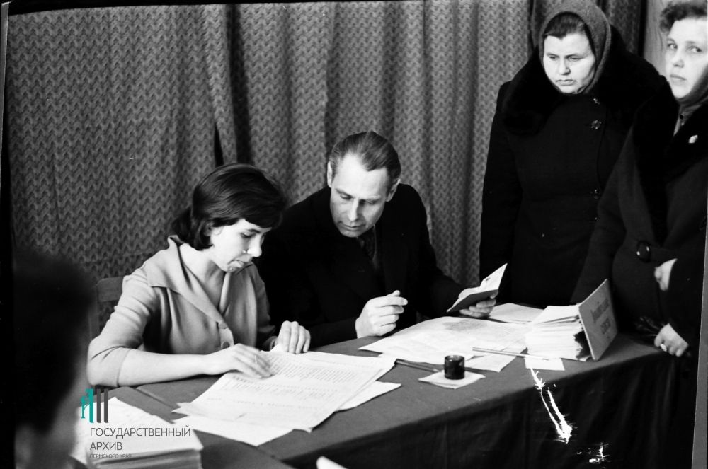 Избирательный участок в школе №46 во время выборов в Верховный Совет СССР, 18 марта 1962 г.