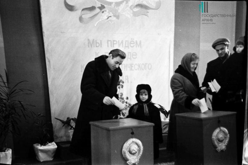 Избирательный участок в школе №46 во время выборов в Верховный Совет СССР, 18 марта 1962 г.