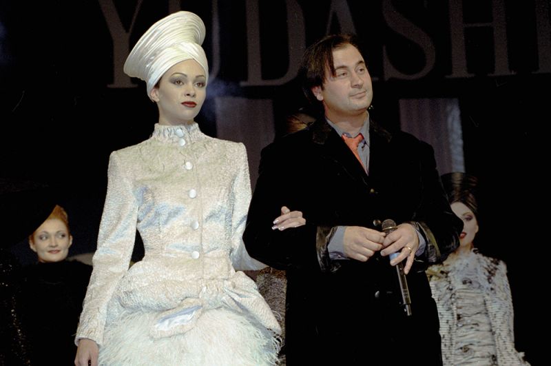 Певец Валерий Меладзе выступает на праздничном шоу в честь Дома моды Валентина Юдашкина. 1998 год.