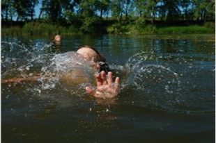 Трое детей пошли на пляж без взрослых и решили искупаться.