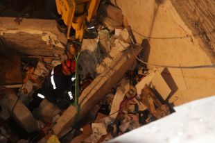 Под завалами разрушенного дома в Киеве нашли тело пятого погибшего
