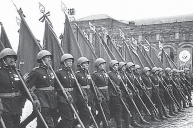 90 красноярских фронтовиков прошлись по Красной площади 24 июня 1945 года.