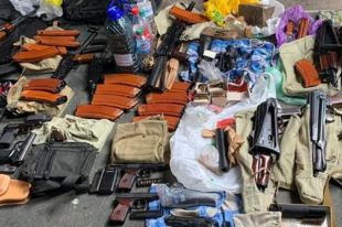 В Киеве у двух мужчин изъяли арсенал оружия и наркотики
