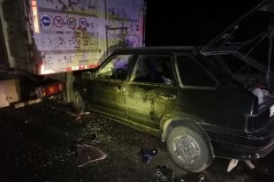 «Легковущка» на скорости въехала под кузов грузовика.
