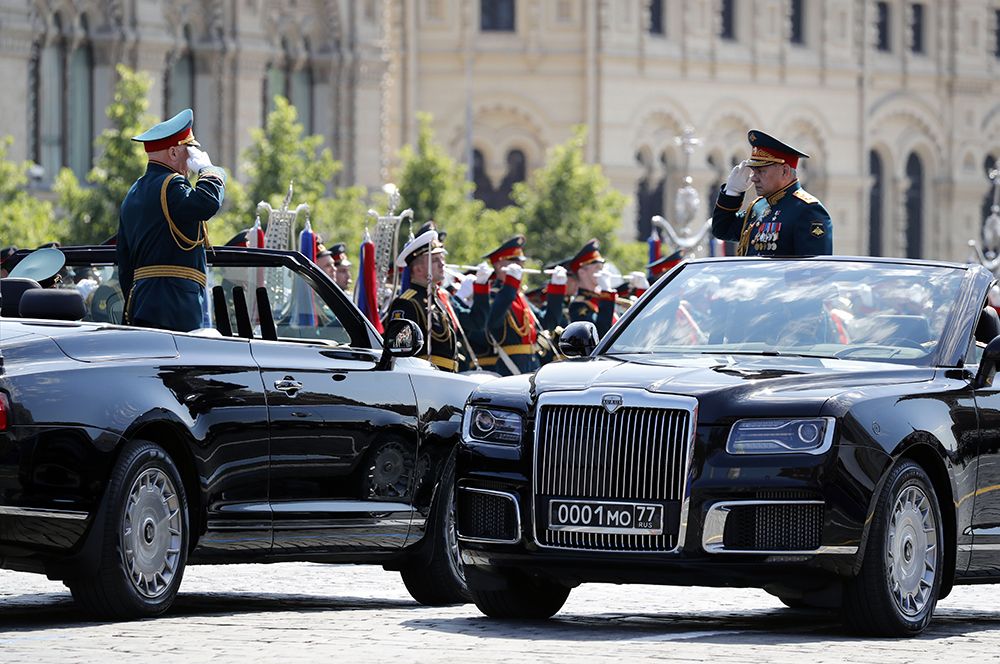 Министр обороны РФ Сергей Шойгу (справа) и главнокомандующий сухопутными войсками МО РФ генерал армии Олег Салюков.