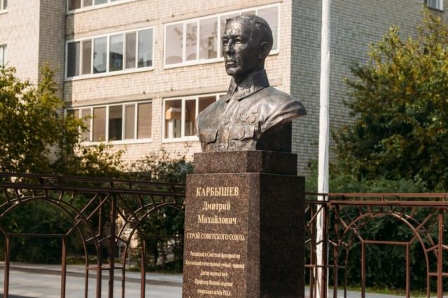 Курсанты ТВВИКУ возложили венок к мемориалу Героя Советского Союза