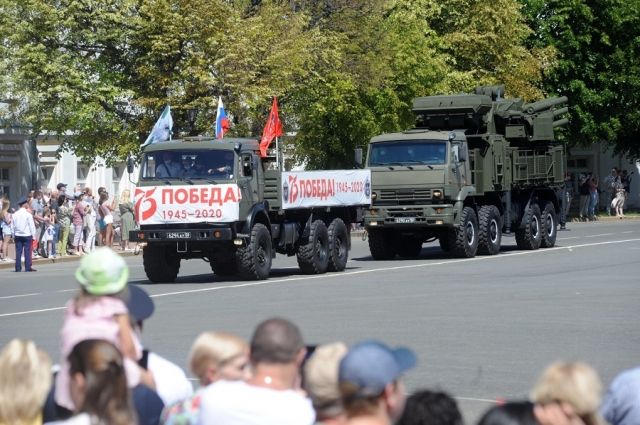 По ярославским улицам прошла колонна военной техники.