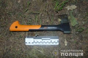 В Киеве грабитель с топором посреди улицы набросился на девушку