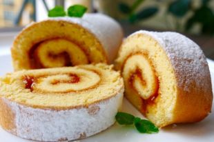 Вкуснейший десерт «на скорую руку»: рецепт рулета с абрикосовым джемом