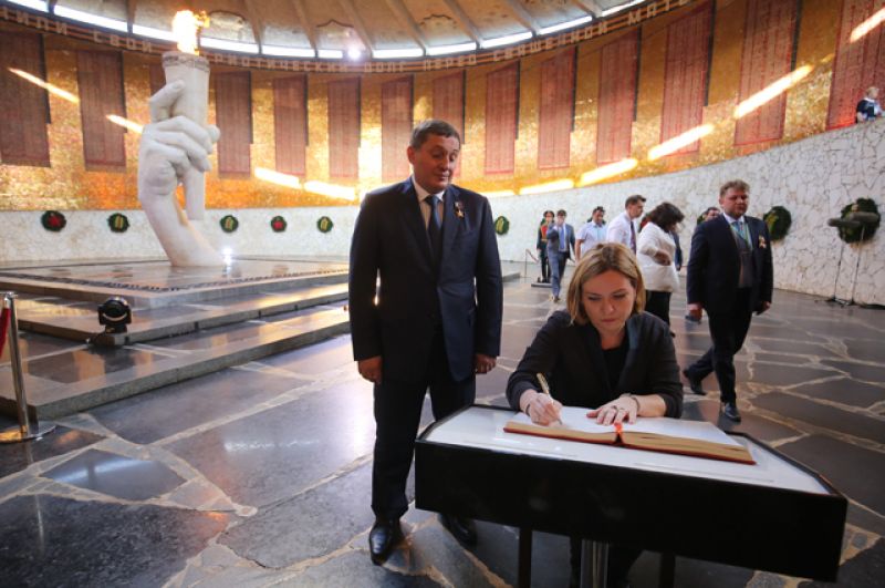 Министр культуры РФ Ольга Любимова и губернатор Волгоградской области Андрей Бочаров (второй справа) посещают зал Воинской Славы на Мамаевом кургане в Волгограде.