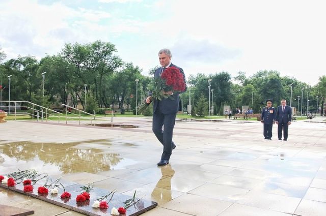 Володин прилетел в Саратовскую область возложить цветы к памятнику Расковой