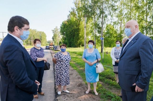 Губернатор Алексей Островский (на фото слева) беседует с главой Руднянского района (справа) и жителями Понизовья.