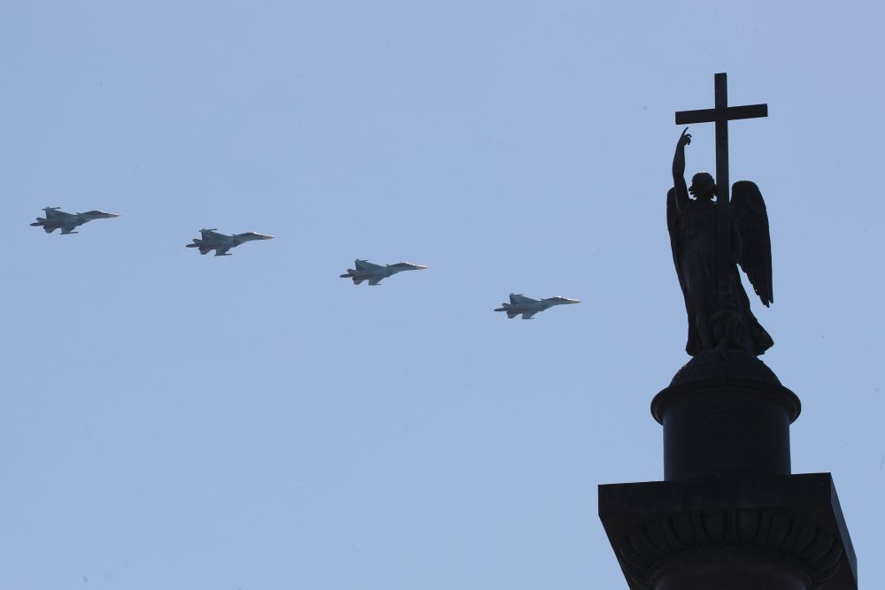 Над городом пролетели 30 военных самолетов.