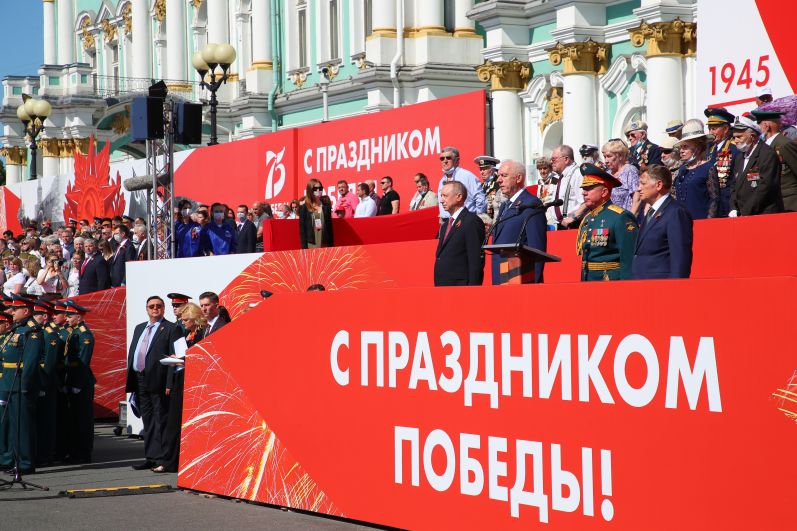 24 июня на Дворцовой площади состоялся военный парад.