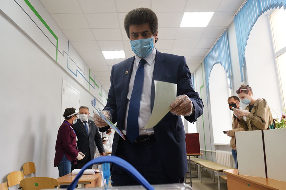 Глава Екатеринбурга Александр Высокинский голосует на участке № 1244 в Екатеринбурге.