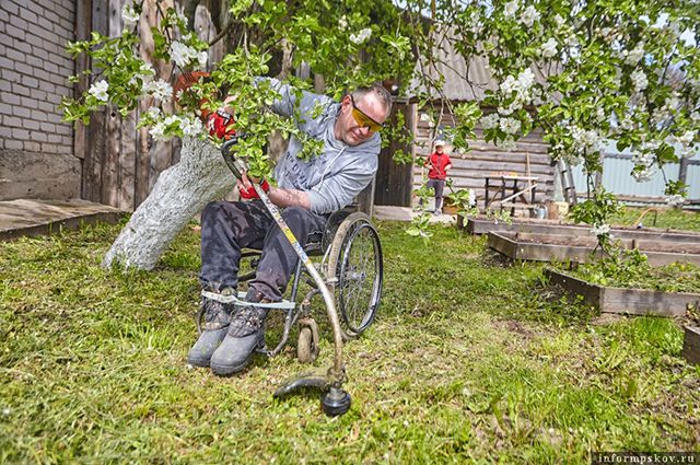 Жителю Острова подарили новую инвалидную коляску