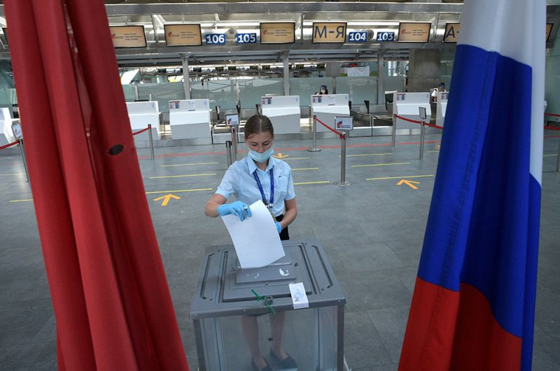 Сотрудница аэропорта «Пулково» во время голосования на участке в аэропорту Санкт-Петербурга.