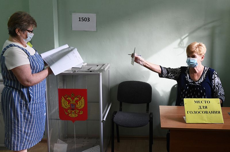 Регистрация участницы голосования на участке №1503 в Новосибирске.