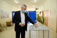 Глава региона в числе первых пришел на избирательный участок.