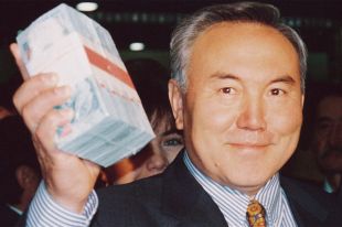 Нурсултан Назарбаев показывает новые деньги.