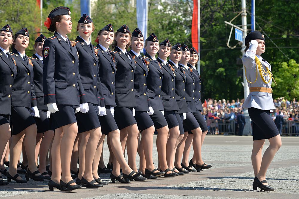 В 2015 году во время парада Победы в Воронеже такой же инцидент произошел с курсанткой института МВД.