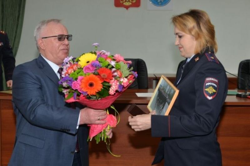 В 2018 году в  Горно-Алтайске наградили майора полиции Наталью Щукину, которая потеряла на параде 9 мая туфлю, но не подала вида и закончила маршировать вместе со всеми. 