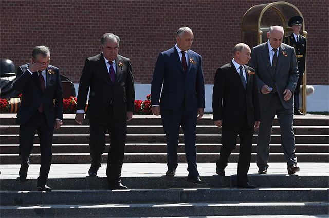 24 июня 2020. Президент РФ Владимир Путин и главы государств, приглашенные на военный парад, на церемонии совместного возложения цветов к Могиле Неизвестного Солдата в Александровском саду в Москве.