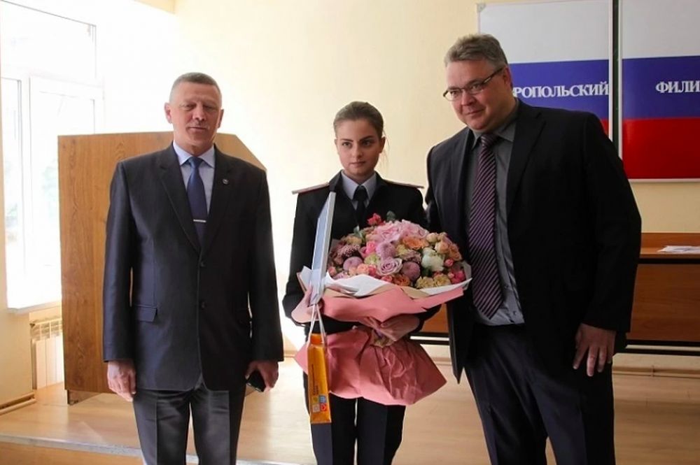 В 2017 году в Ставрополе потеряла туфлю учащаяся Ставропольского филиала Краснодарского университета МВД России Валерия Метушевская. Примечательно, что этот день шел сильный дождь, однако ей удалось продолжить шаг. Об инцеиденте узнал губернатор края Владимир Владимиров, он вручил девушке подарок и цветы.