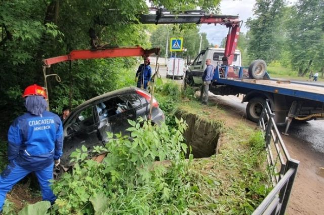В Ижевске две женщины пострадали при падении автомобиля в яму