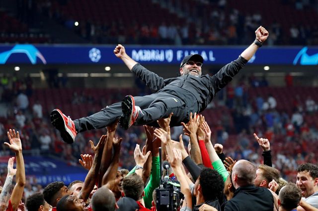 Менеджера «Ливерпуля» Юргена Клоппа качают после победы команды в чемпионате страны.