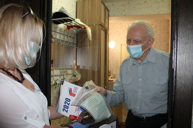 95-летний житель Стародуба проголосовал дома по поправкам в Конституцию