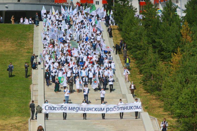 На лестнице при спуске в амфитеатр за Конгресс-холлом.