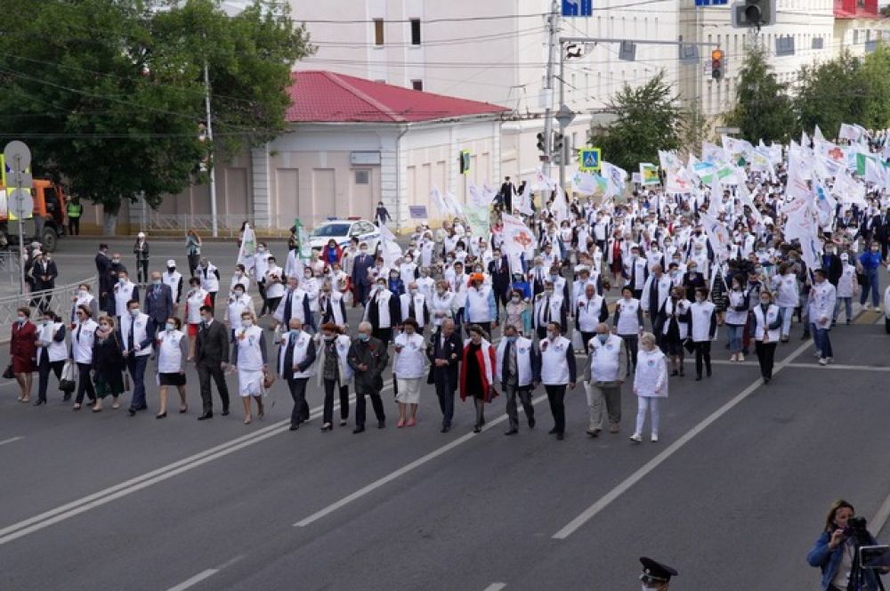 Начало парада на улице Заки Валиди.