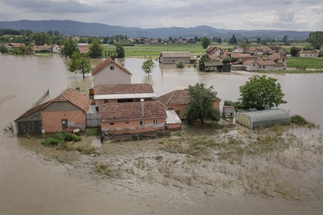 Власти Сербии из-за наводнений объявили в стране режим стихийного бедствия