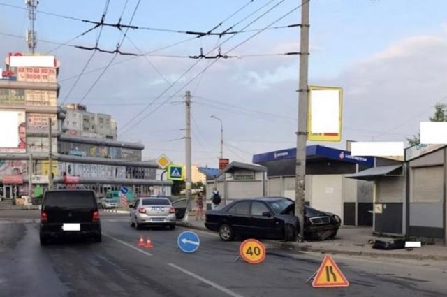 В Калининграде нетрезвая автоледи на Mercedes въехала в столб
