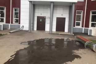 В Оренбурге с балкона многоэтажки выпал мужчина.