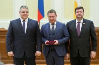 Владимир Колесников (в центре) удостоен звания заслуженного врача РФ.